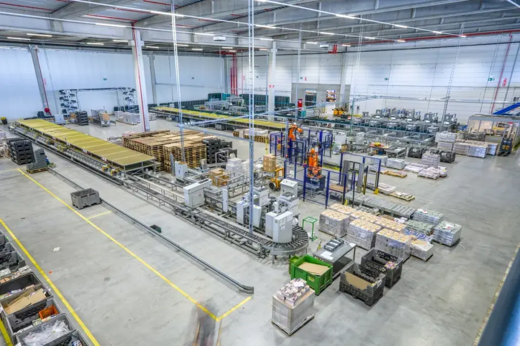 Pick and pack line at Ubiway in Belgium, adapted to handle convenience goods in cardboard boxes