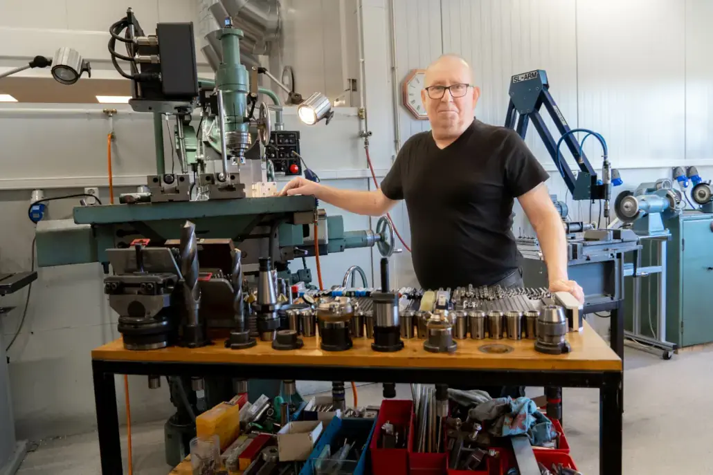 Dagfinn Rustand in the HS precision workshop in Kongsberg